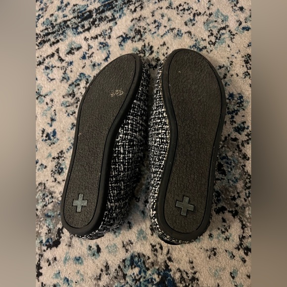 Toms Shoes - Picture 4 of 4